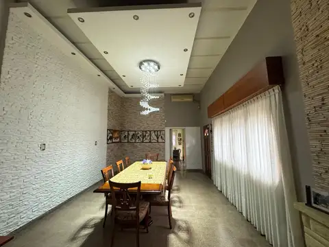 Casa de tres dormitorios con patio y cochera