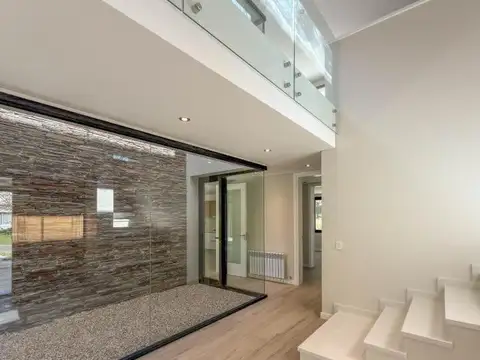 Casa 7 ambientes con 4 baños