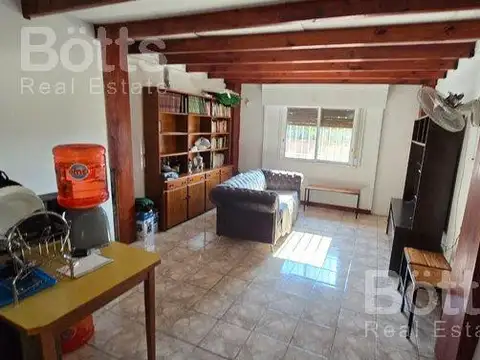 Venta en bloque de dos casas con local en Pablo Nogues