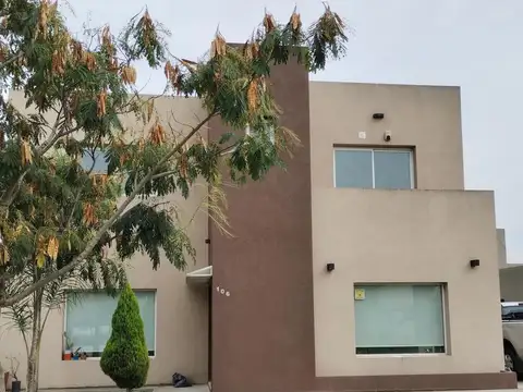 Hermosa Casa De Calidad En Barrio San Alfonso, Pilar Del Est