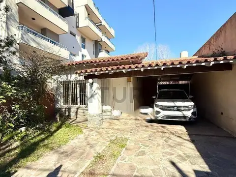 CASA EN VENTA 3 Ambientes  en MONTE GRANDE con QUINCHO Y JARDIN