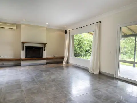 Casa en Alquiler con 3 cocheras