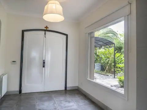 Casa 8 ambientes con 4 baños