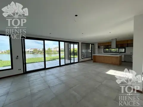 Casa en El Canton al agua