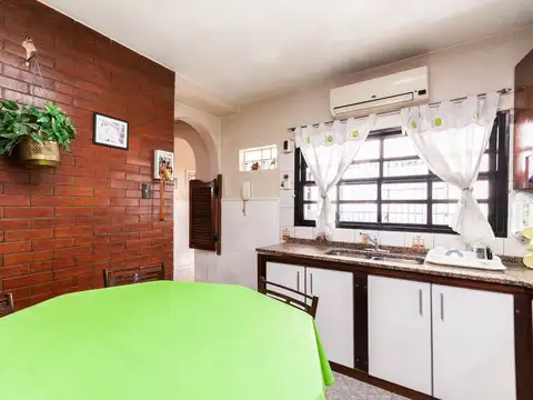 Casa 4 ambientes con 2 baños
