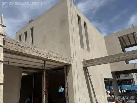 Casa en Venta con 4 cocheras