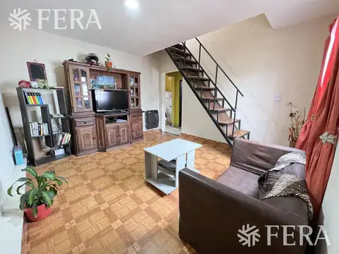 Venta de departamento tipo casa de 3 ambientes en Sarandi