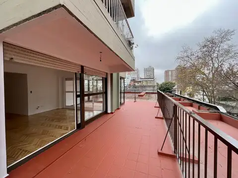 Fantástico departamento con balcón terraza enorme y cochera en pleno centro de Martínez.