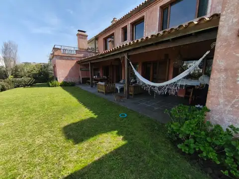 Casa 6 ambientes con 5 baños