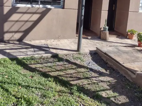 Departamento de 2 ambientes en P. B. en Pilar