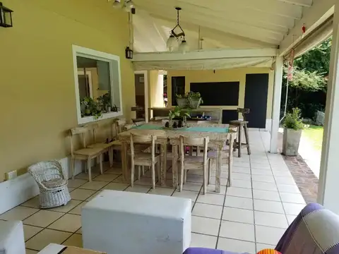 Casa 5 ambientes con 4 baños