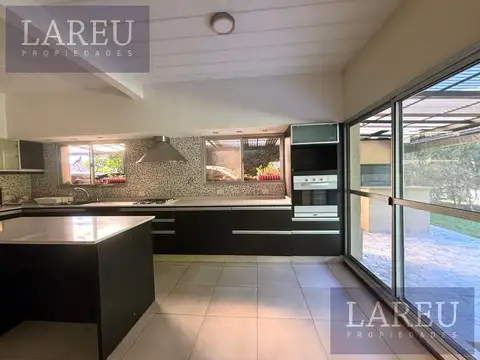 Casa 5 ambientes con 3 baños