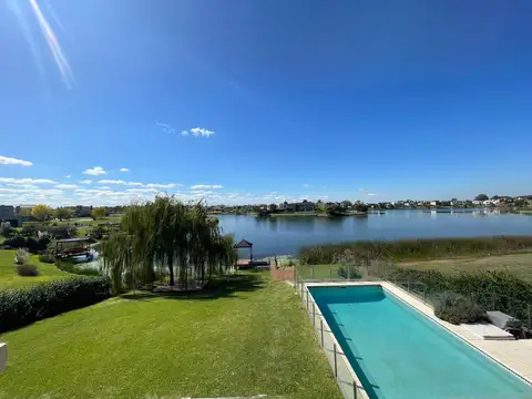 Casa 5 ambientes con 3 baños