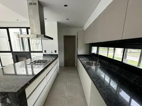 Casa en Venta con 3 cocheras