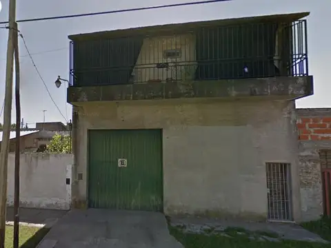 Galpón c/salida a dos calles y casa 3 amb arriba