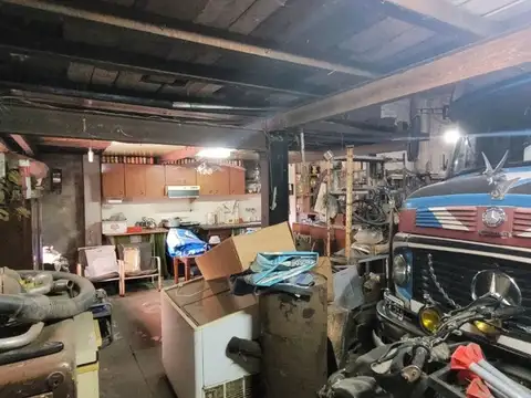 Galpón c/salida a dos calles y casa 3 amb arriba