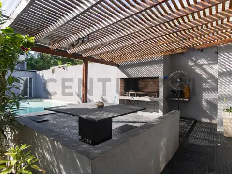 Casa 8 ambientes con 2 baños