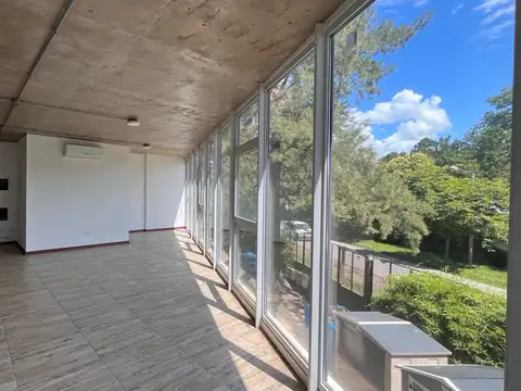 Oficina en Alquiler con 1 cochera