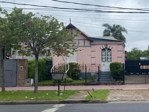 Casa estilo Ingles de 4 amb  con destino comercial