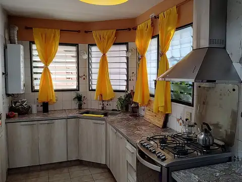 Casa en Venta con 3 cocheras