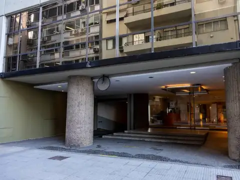 Reconquista 1000, Piso 1