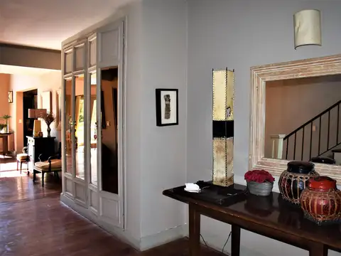 Casa 10 ambientes con 4 baños