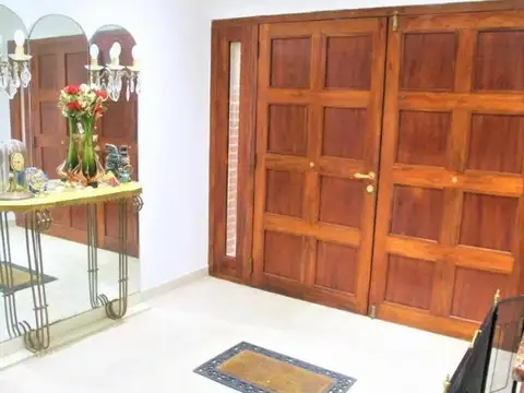 Casa 8 ambientes con 5 baños