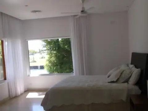 Casa en Alquiler con 6 cocheras