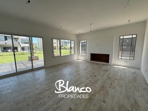 Casa 5 ambientes con 4 baños