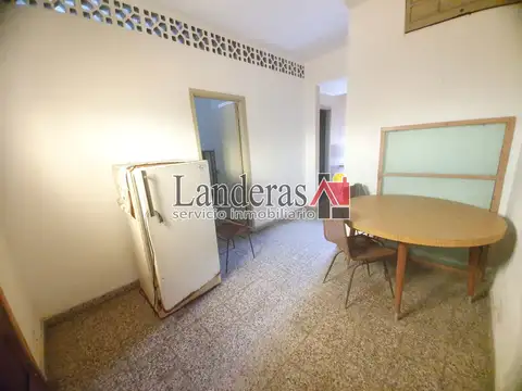 Casa 3 amb. + Departamento 2 amb - A RECICLAR - Sobre lote arbolado de 500 m2