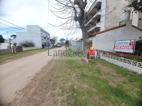 Casa 3 amb. + Departamento 2 amb - A RECICLAR - Sobre lote arbolado de 500 m2