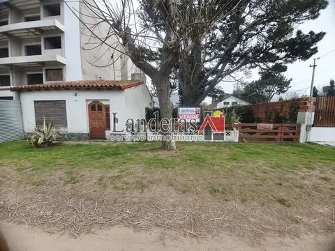 Casa 3 amb. + Departamento 2 amb - A RECICLAR - Sobre lote arbolado de 500 m2