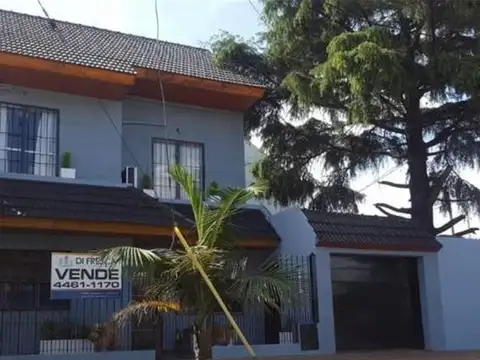 EXCELENTE CHALET EN 2 PLANTAS CON COCHERA Y PATIO