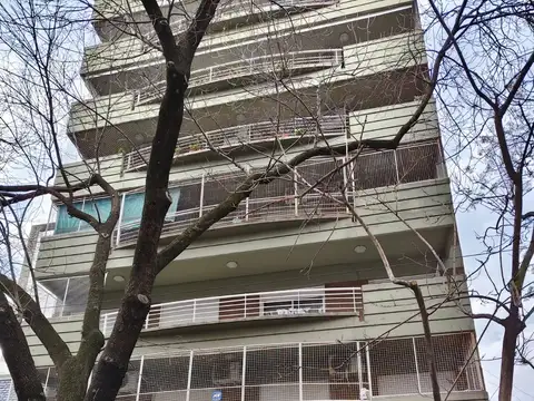 EXCELENTE SEMIPISO AL FRENTE CON GRAN BALCÓN, CON COCHERA CUBIERTA Y BAULERA