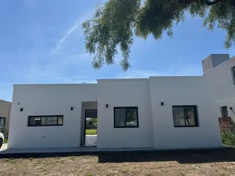 Venta de casa en una planta con 3 habitaciones - San Ramon Pilar del Este