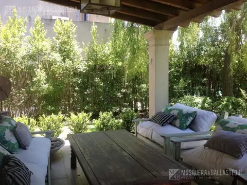 Casa en Alquiler Temporal con 4 cocheras