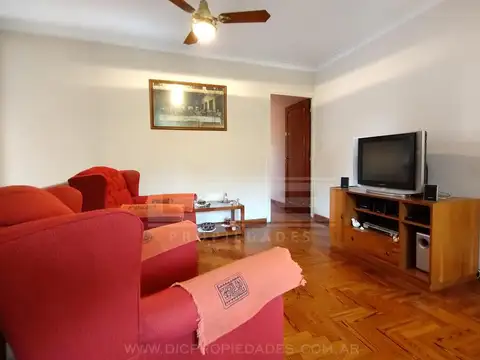 Casa 6 ambientes con 2 baños