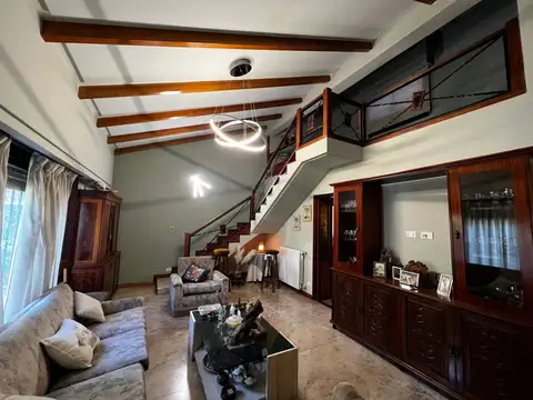 Casa 5 ambientes con 4 baños