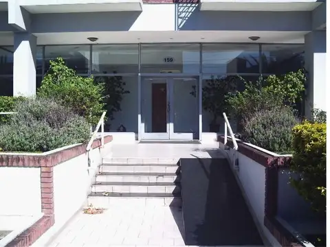 Depto. 2 amb. con balcon . Muy buen estado.