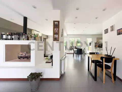 Casa 5 ambientes con 2 baños