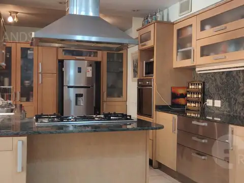 Casa 8 ambientes con 4 baños