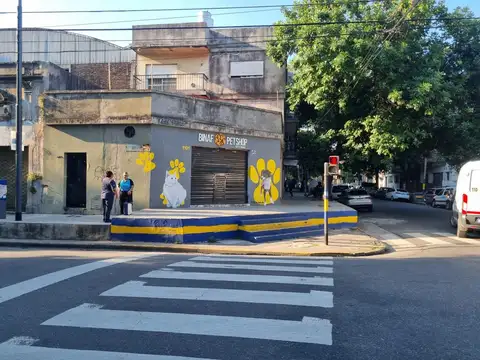 LOCAL EN ESQUINA , DOS VIDRIERAS , SIN EXPENSAS