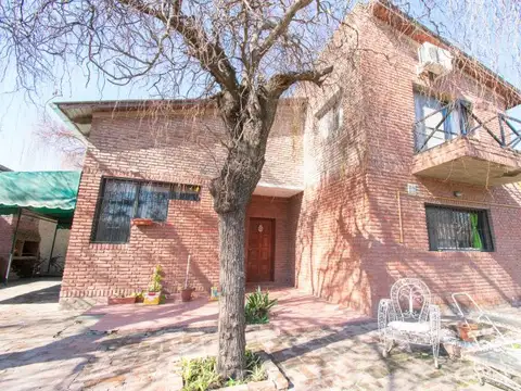 Casa 6 ambientes con 2 baños