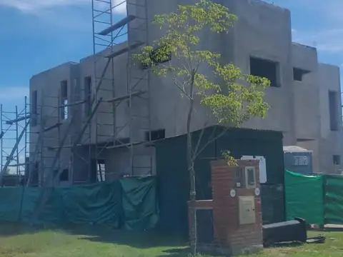 Casa en Venta con 3 cocheras