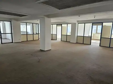 Oficina 12 ambientes con 2 baños