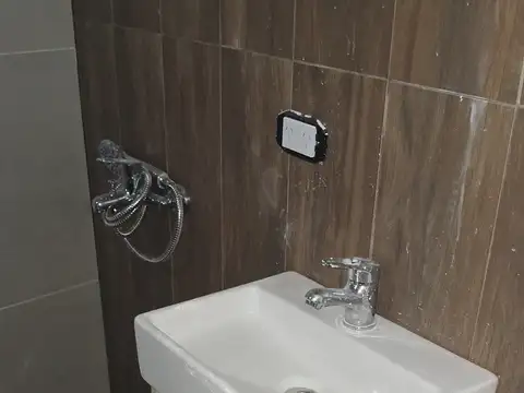 Monoambiente divisible al frente con balcón.