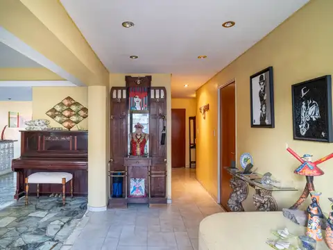 Casa 5 ambientes con 3 baños