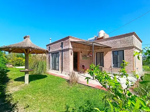 Venta Casa 1 Dormitorio + pileta + jardín + jardín de invierno - Punta Chacra - Roldán