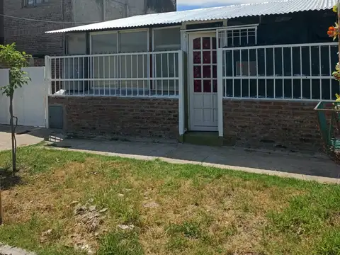 VENTA- Casa 4 Ambientes, Castelar Sur.