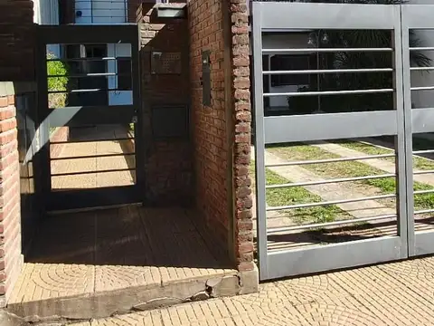 11 E/39 y 40-Departamento en alquiler en P.B. con patio 300